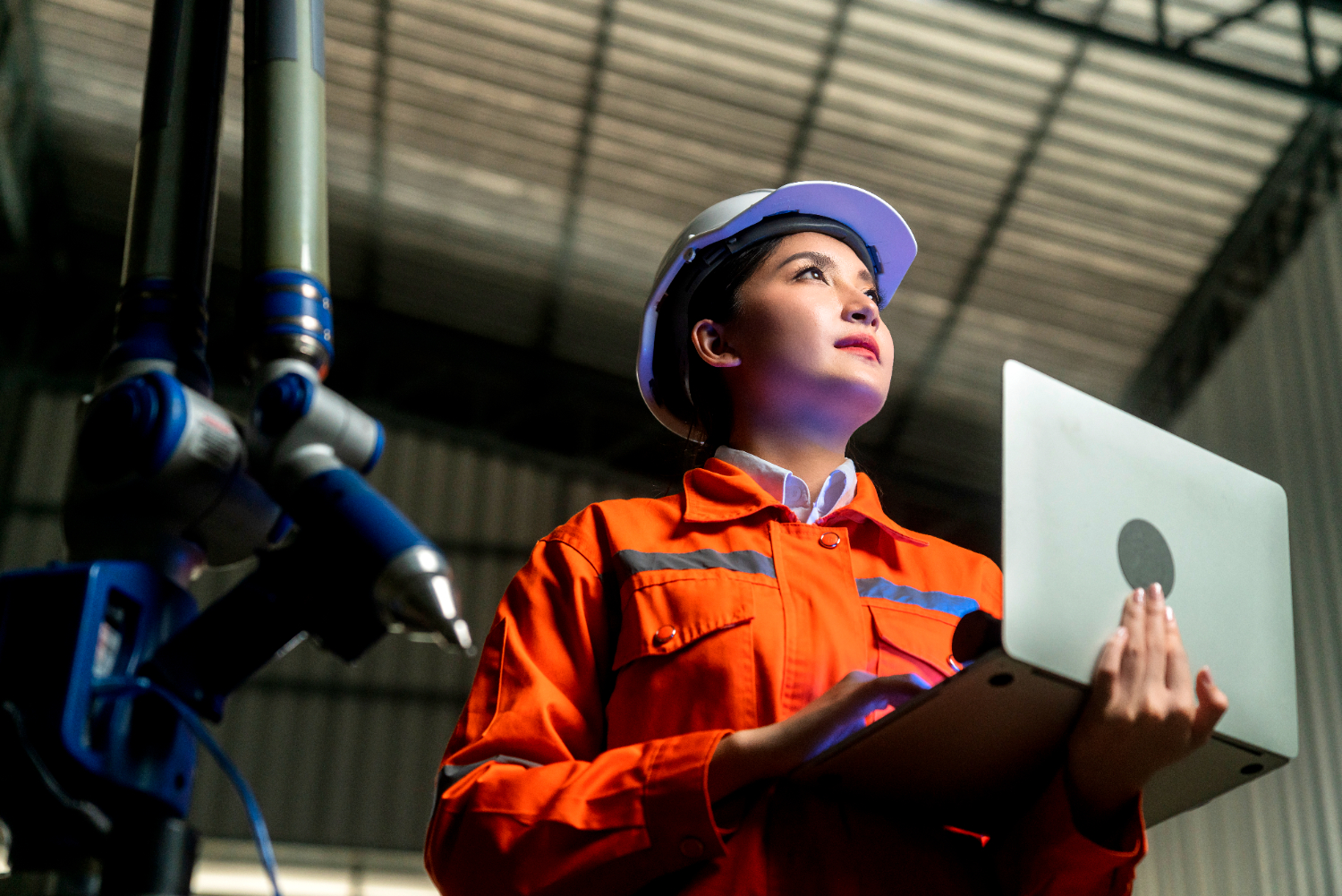 Technician updates job status, parts, and time via the NetSuite Field Service Management mobile app